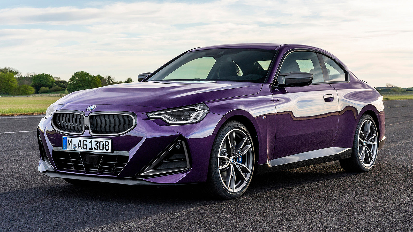 BMW will deliver its new vehicles without Apple Carplay