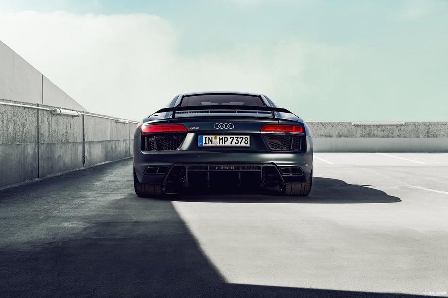 How to install CarPlay in an Audi R8?